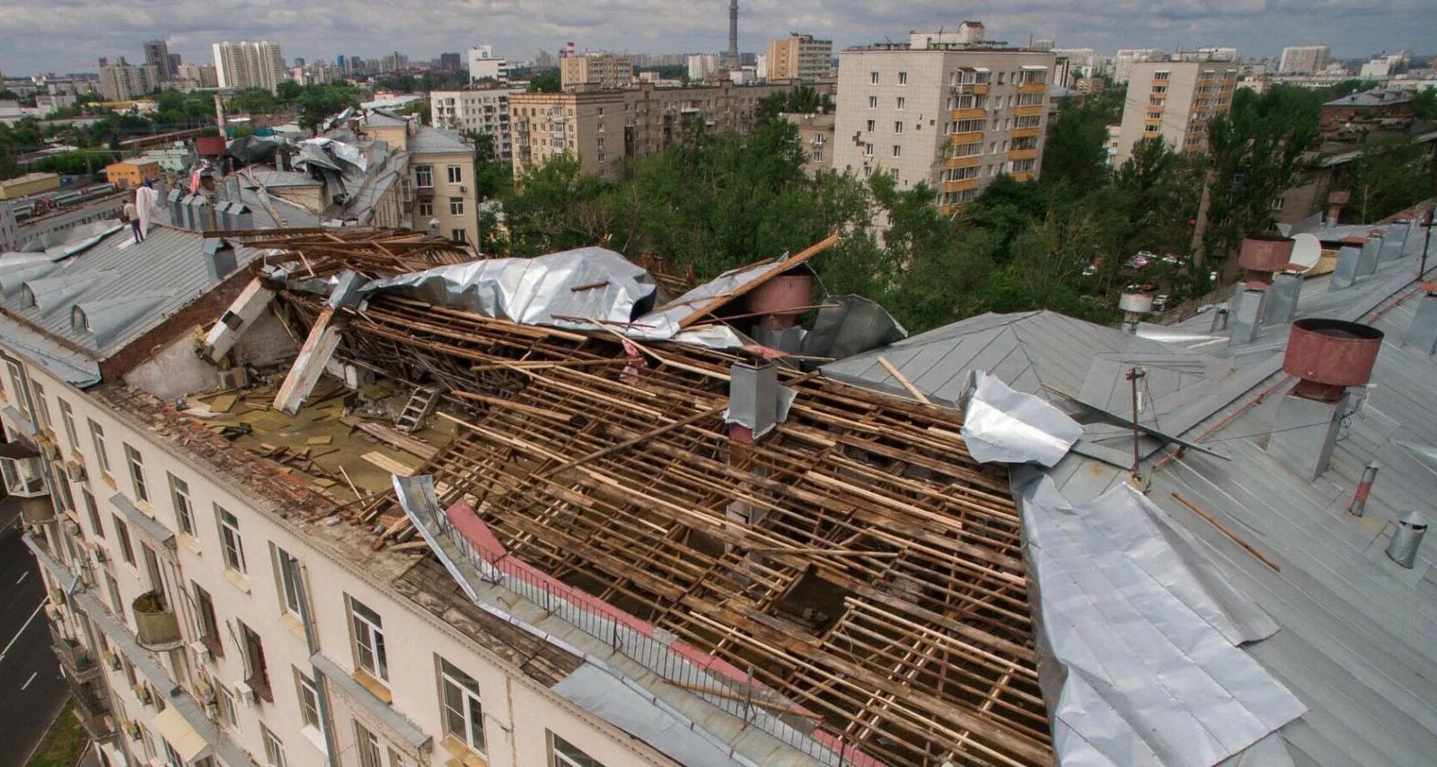 Сорванная ветром кровля жилого дома — аварийная ситуация