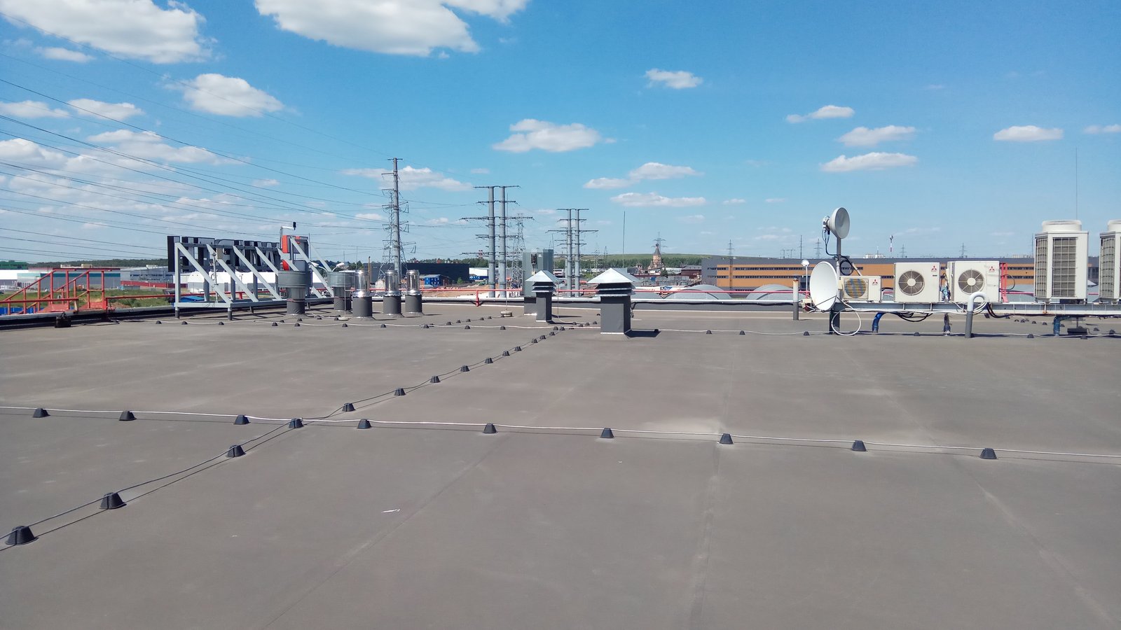 Плоская кровля из наплавляемого материала на производственном корпусе